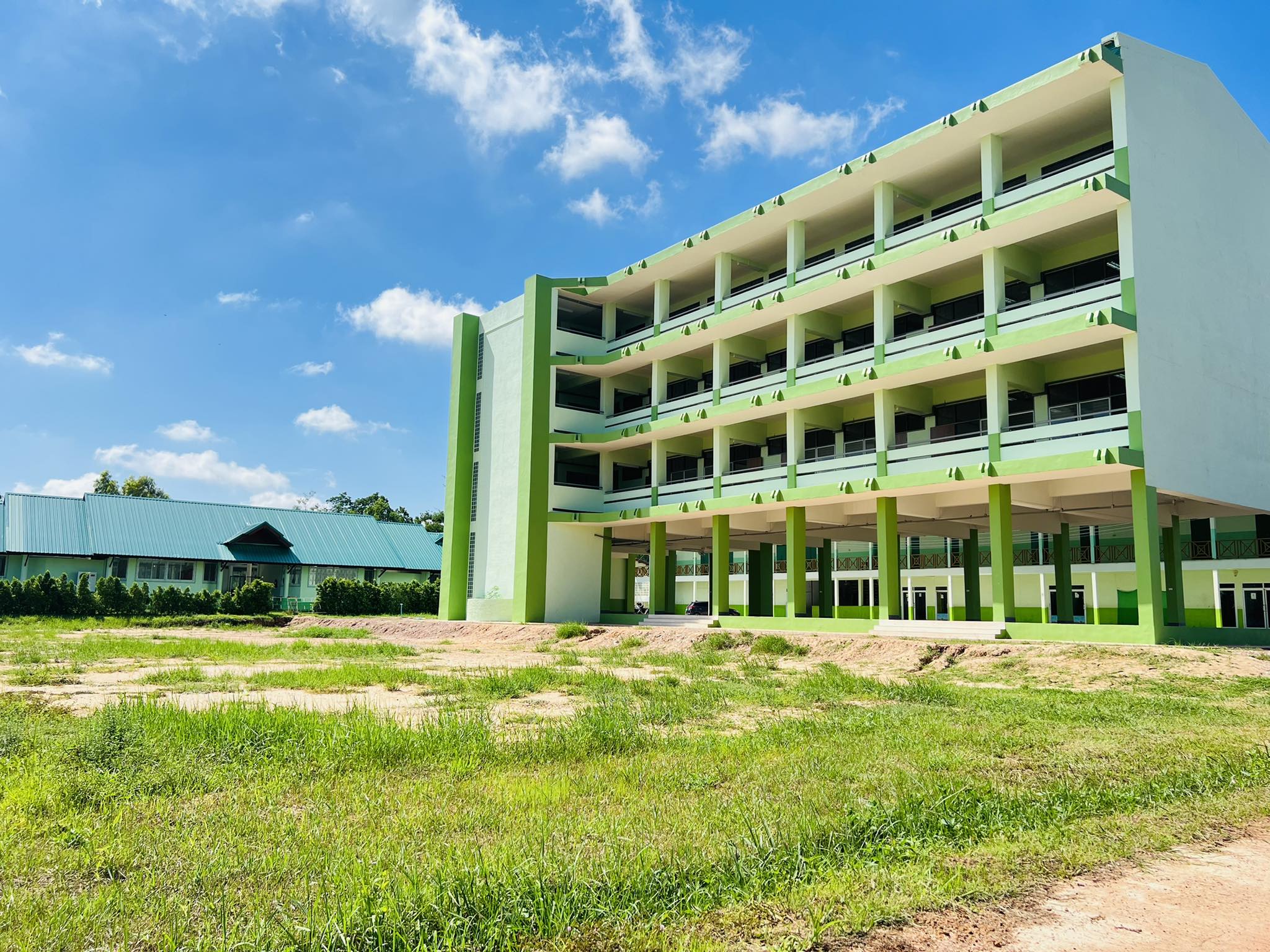 อาคารเรียนแบบ ศน.สท.4/12  ทำการเรียนการสอนชั้นประถมศึกษาปีที่ 1-6