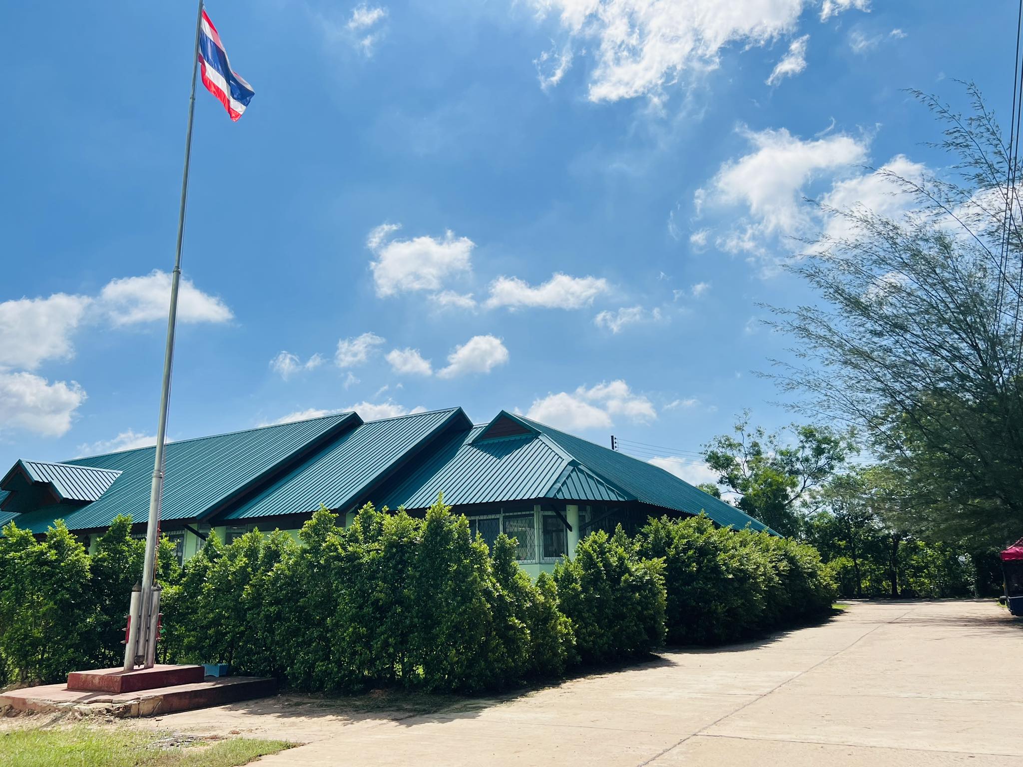 อาคารเรียนแบบ ศน.สท.8 ระดับชั้นอนุบาลปีที่ 1 - 3  จัดการเรียนการสอนชั้นละ 2 ห้องเรียน